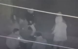 Драка парней возле ночного клуба попала на видео в Атырау
