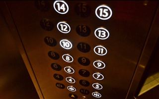 В Уральске сотрудницу роддома насмерть зажало лифтом 