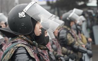На площади Алматы митингующие отбирают оружие и щиты у военных