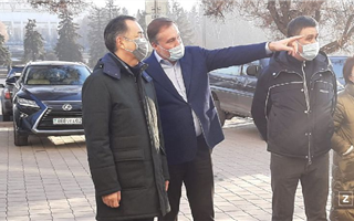 Аким Алматы посетил разгромленные офисы телеканалов и СМИ