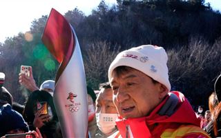 Джеки Чан и Яо Мин: кто участвует в эстафете олимпийского огня в этом году 