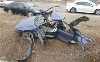 Автомобиль разорвало пополам в ДТП в Алматинской области