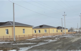 Жители Кызылординской области обвинили сельского акима в том, что он отдал бюджетные дома родственникам
