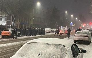 "Массово напишем рапорты об увольнении": полицейские Талдыкоргана вышли на митинг в защиту своего коллеги