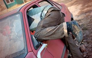 В Алматы бездомный мужчина грелся в незапертом авто