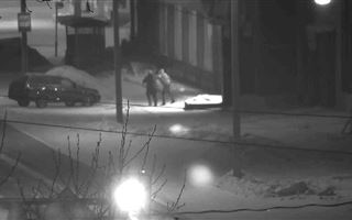 Ограбление женщины попало на видео в Усть-Каменогорске