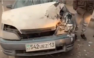 В Алматы водитель выехал на встречную полосу и на полной скорости врезался в чужую машину - видео