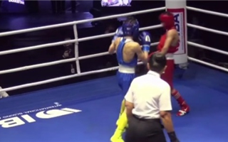 Боксер из Казахстана два раза выбил сопернику капу, прежде чем нокаутировать - видео 