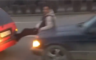 "Как ноги не боится переломать" - казахстанцы обсуждают видео с опасной ездой