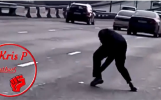 Полиция Алматы ищет мужчину, который разбрасывал деньги на улице