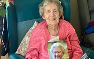 100-летняя женщина назвала спокойствие причиной своего долголетия