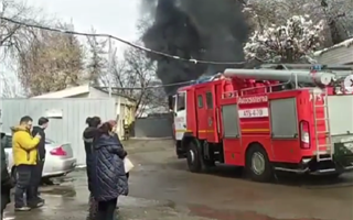 В Алматы произошел пожар в цехе рекламного агентства