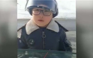 Пятилетнего автоинспектора, покорившего казахстанцев, доставили в отдел полиции