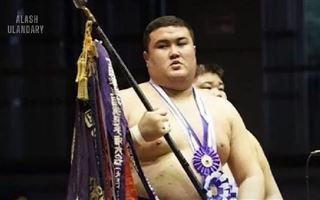  Казахский сумоист впервые в истории выиграл японский турнир 
