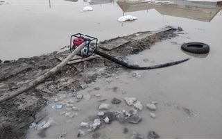 Талая вода затопила дома на западе Казахстана 