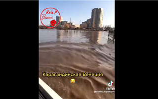 "Карагандинская Венеция" - казахстанцы обсуждают видео с затопленными дорогами