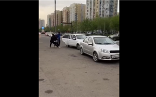 Девушка кричит и вырывается, а её тащат в автомобиль: очередное похищение казахстанки попало на видео