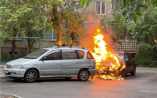 В одном из алматинских дворов загорелся автомобиль