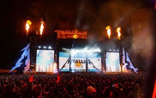 В Бразилии фанатка родила на концерте группы Metallica