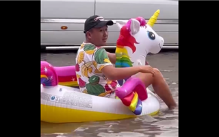 Алматинец во время потопа плавал по проезжей части на надувном единороге - видео