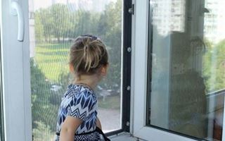 В Экибастузе пятилетний ребенок выпал из окна четвертого этажа