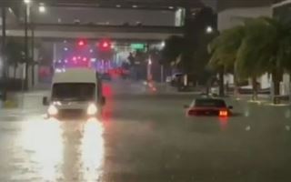 Улицы Майами затопило после мощного тропического шторма