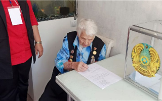 Столетняя алматинка проголосовала на референдуме