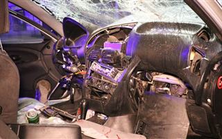 В Актау водитель врезался в светофор, пострадала беременная женщина