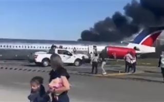 В аэропорту США загорелся самолет с пассажирами