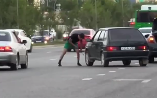 Алматинец во время конфликта на дороге проколол чужой машине шину - видео