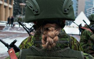 В Латвии захотели ввести воинскую повинность для женщин