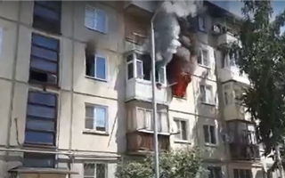 Десять человек спасли при пожаре в многоэтажке в Усть-Каменогорске