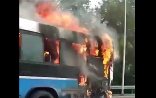 Вечером в Алматы горел автобус - видео