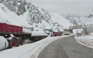 На границе между Аргентиной и Чили из-за снежной бури произошел транспортный коллапс 