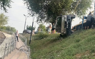 Автомобиль в Таразе перевернулся и оказался в пешеходной зоне