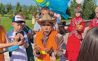 72 летний казахстанец идет по стране пешком больше 100 дней: чего он хочет добиться своим походом