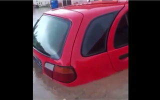Утонувшая во время потопа в Степногорске машина попала на видео