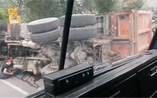 В Алматы перевернулся грузовик - видео
