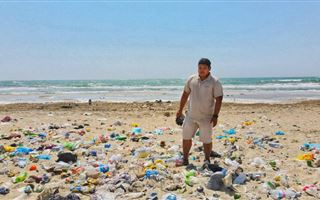 В Актау активисты города собрались, чтобы очистить от мусора побережье Каспийского моря