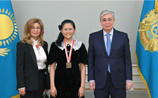 Президент поздравил Бибисару Асаубаеву