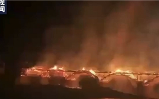 Мост с 900-летней историей сгорел в Китае 