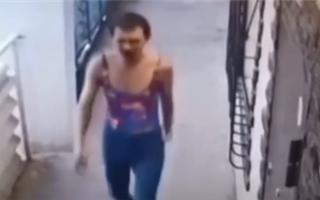 Мужчина в женском купальнике украл велосипед в Актау - видео