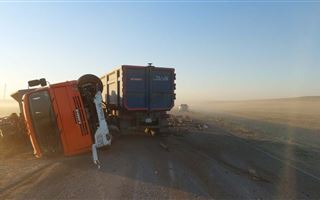 На западе Казахстана автомобиль лоб в лоб столкнулся с КамАЗом, погибли 4 человека