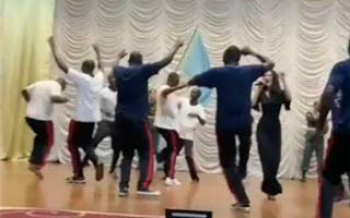 Военные из Зимбабве развеселили казахстанцев танцем на АРМИ-2022 
