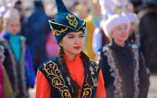 Как выглядела традиционная одежда казахов из разных регионов 