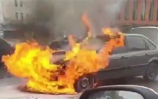На юго-востоке Нур-Султана загорелся автомобиль Volkswagen Passat