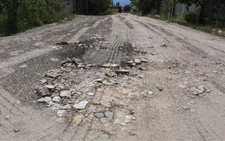 "И так сойдет" - казахстанцы озадачены отсутствием асфальта на дорогах в Алматинской области