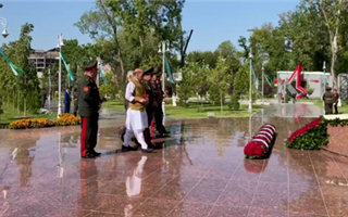 Министры обороны стран ШОС возложили цветы к монументу "Ода стойкости" в Ташкенте