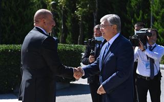 Официальная церемония встречи Президента Казахстана Касым-Жомарта Токаева состоялась в резиденции Президента Азербайджана