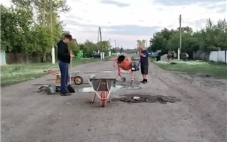 На севере Казахстана сельчане устали ждать ремонта улиц и делают его своими силами